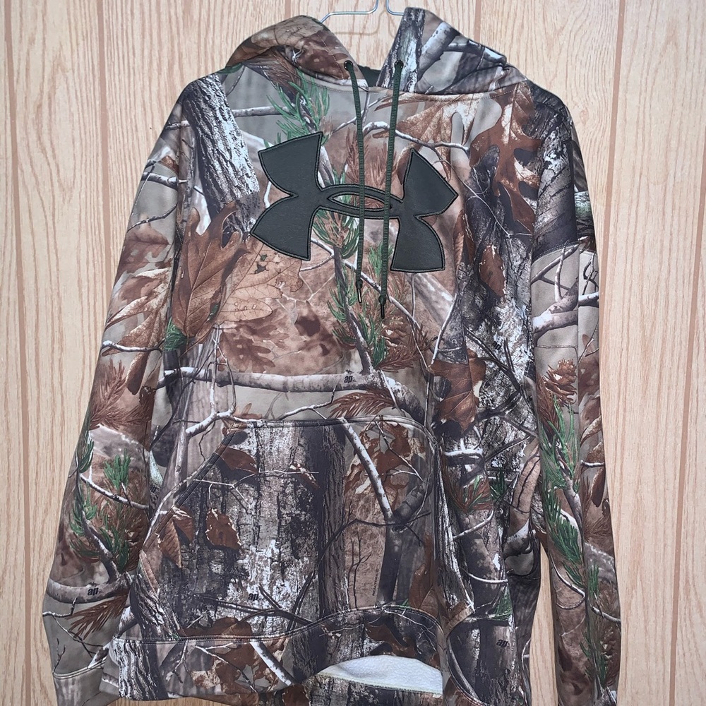Under armor, men’s pull over hoodie.